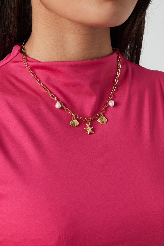 Halsband med lekfulla berlocker