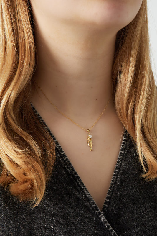 Halsband med fiskhänge