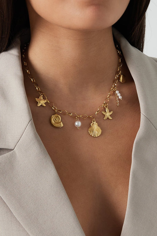 Halsband med lekfulla snäckberlocker