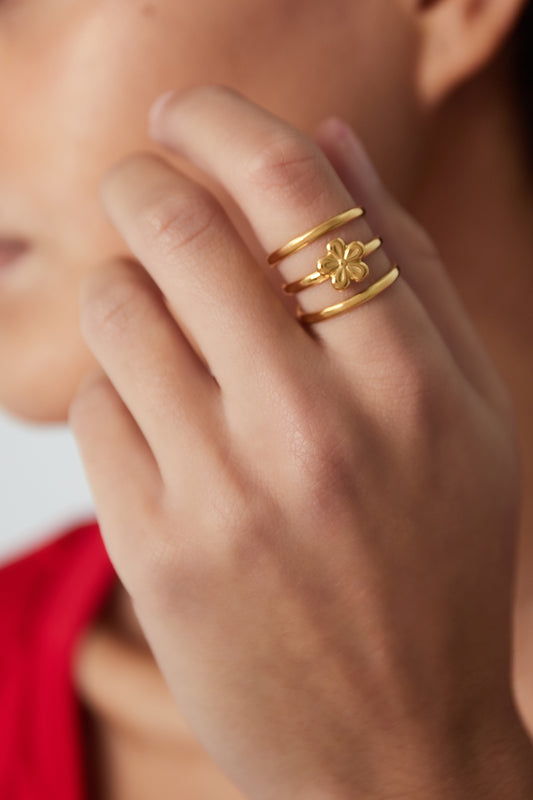 Trippelbandsring med blomstermotiv