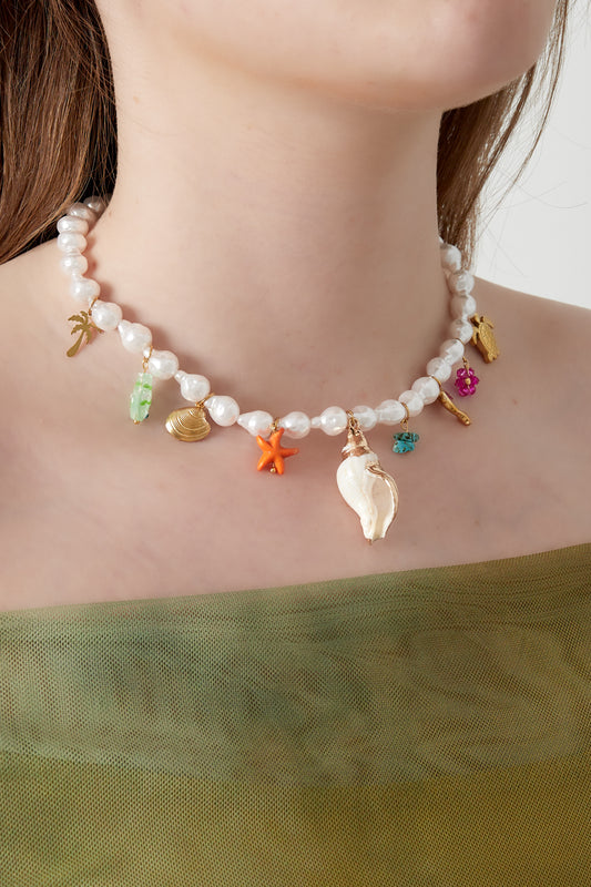 Halsband med pärlpärlor och sommarberlocker