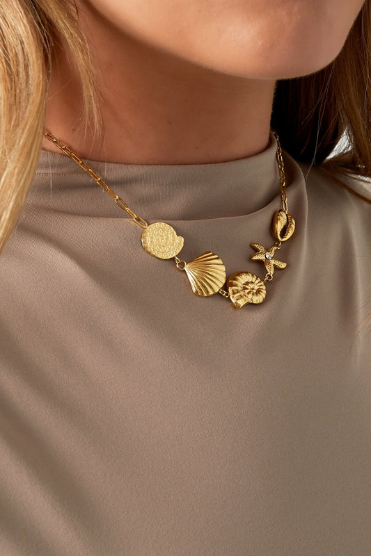 Halsband med snäckor