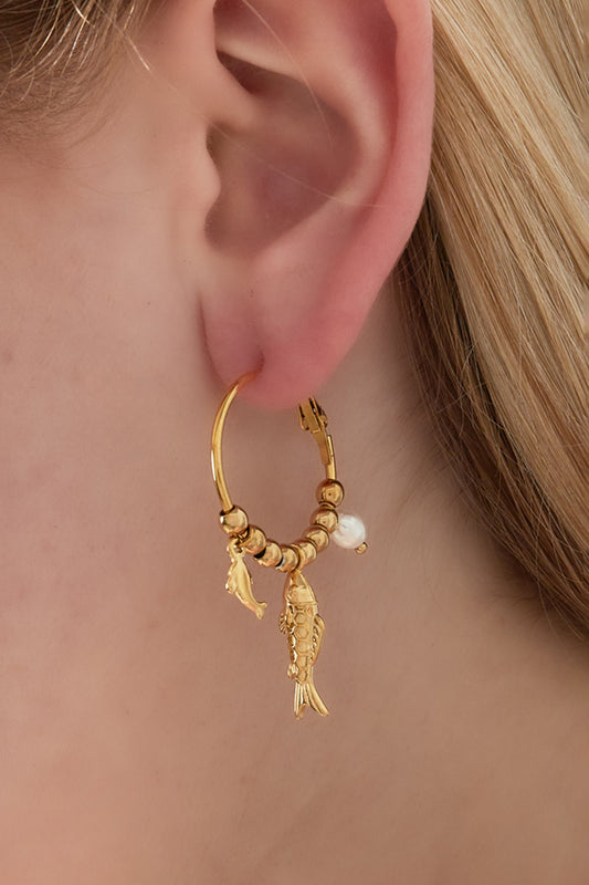 Örhängen med fiskberlock