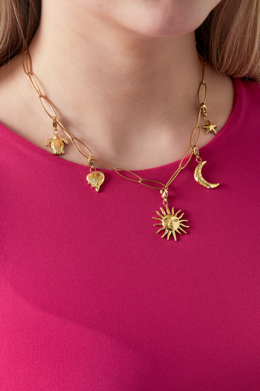 Halsband med sol-, måne- och havsberlocker