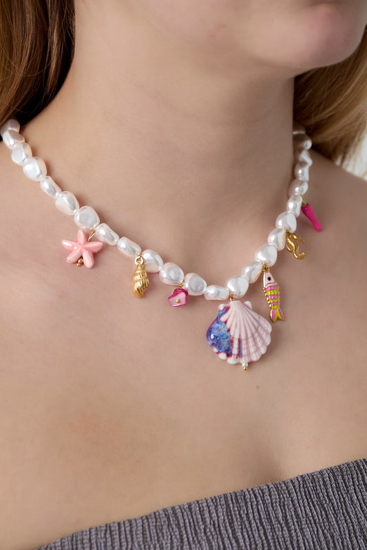 Pärlhalsband med färgglada berlocker