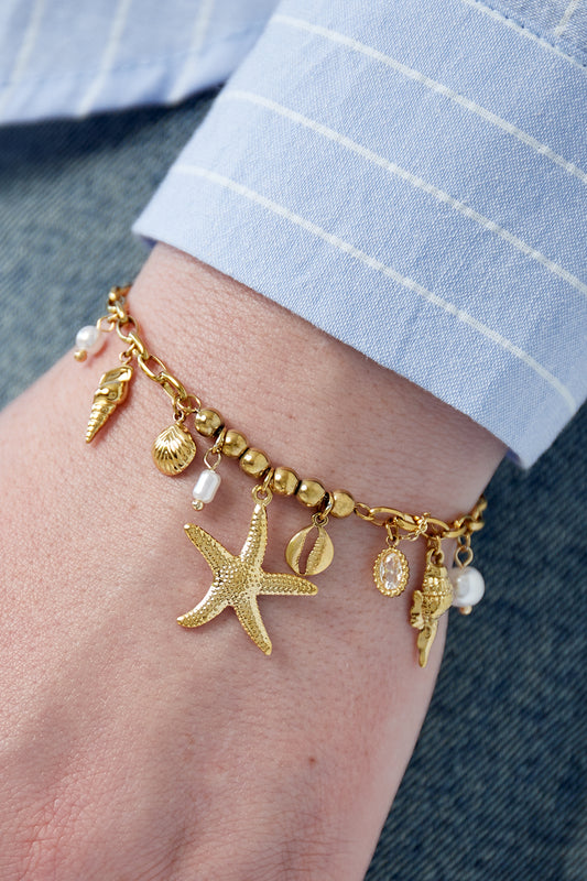 Guldfärgat strandarmband med pärlor och snäckor