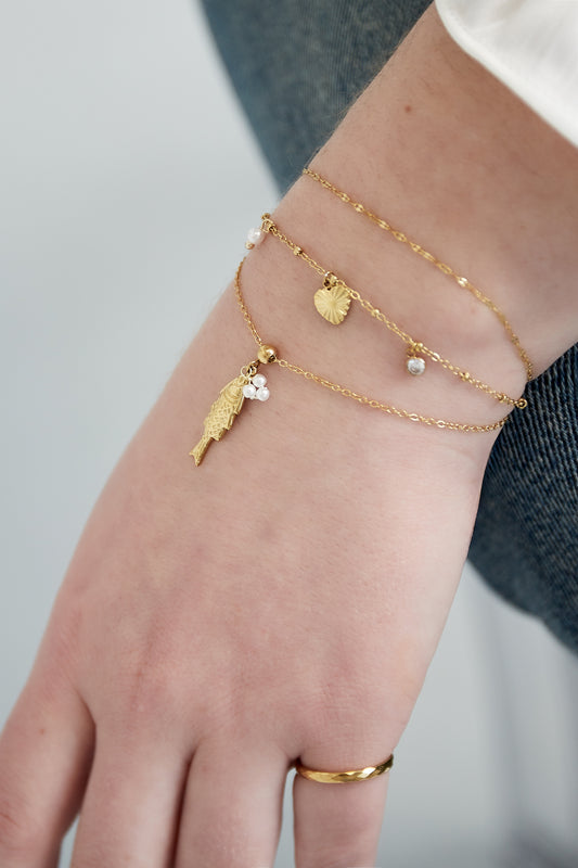 Elegant armband med fiskberlocker
