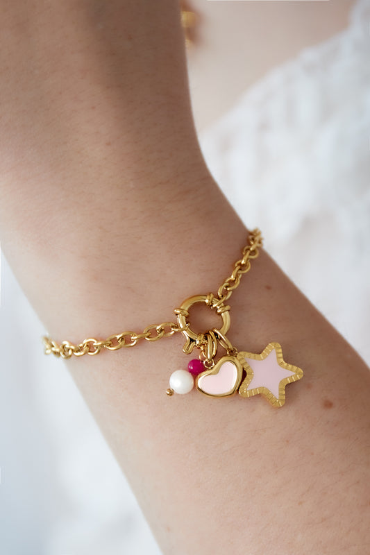Snyggt armband i rosa med lekfulla berlocker