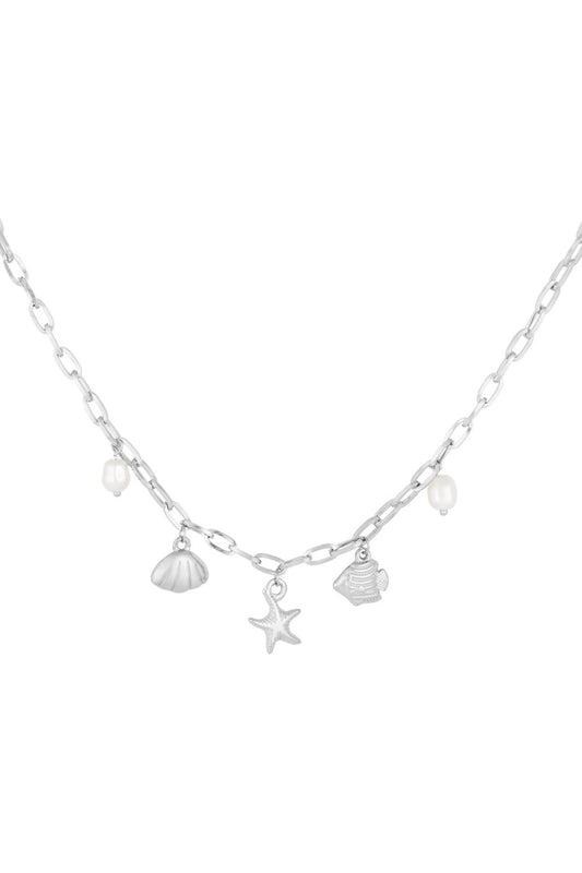 Halsband med lekfulla berlocker