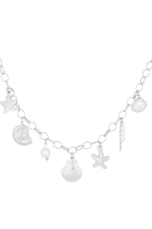 Halsband med lekfulla snäckberlocker