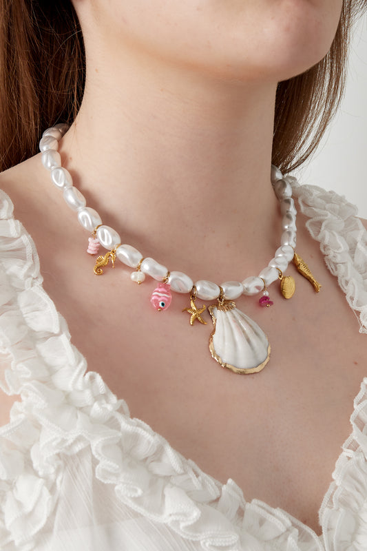 Halsband med pärlor och havsberlocker