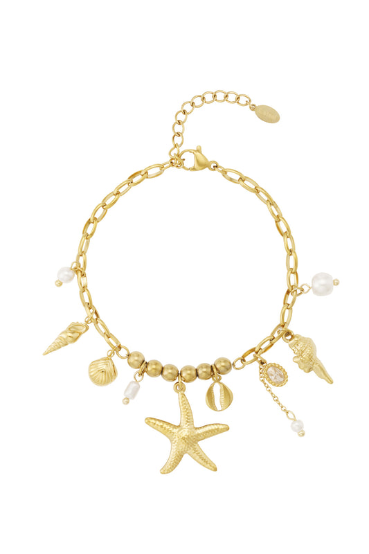 Guldfärgat strandarmband med pärlor och snäckor