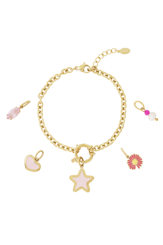 Snyggt armband i rosa med lekfulla berlocker