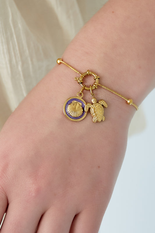 Armband med gyllene havssköldpadda och utbytbara berlocker