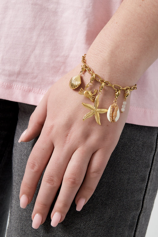 Gyllene strandarmband med sommarvibbar