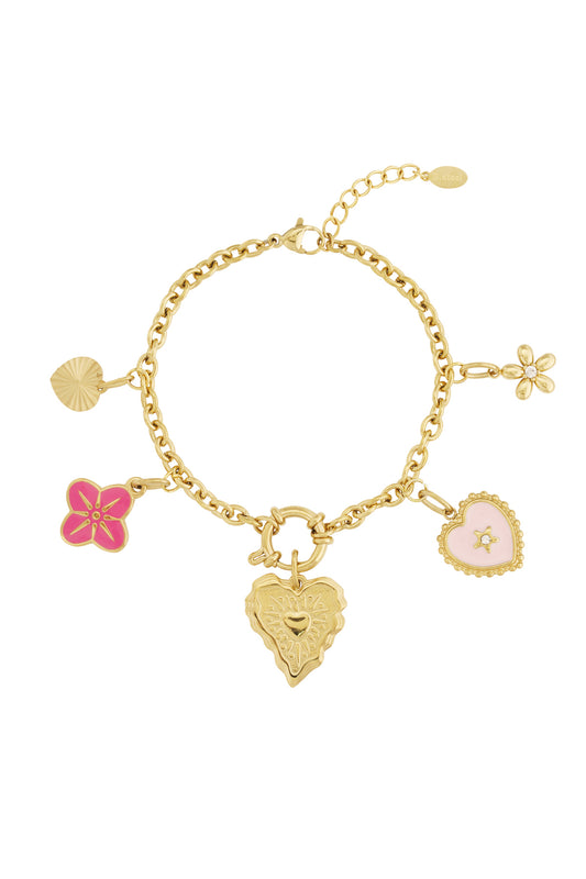 Guldfärgat berlockarmband med rosa och hjärtdetaljer