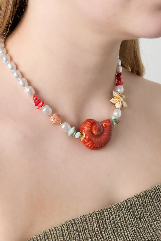 Keramiskt snäckhalsband med pärlor och sjöstjärnor