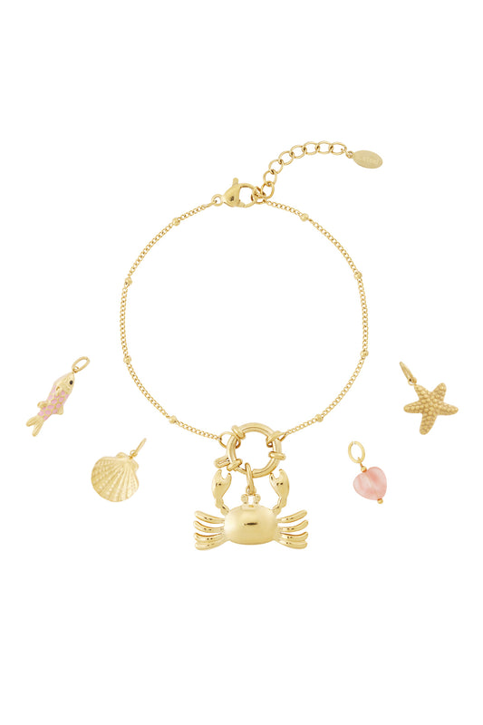 Armband med gyllene krabbmotiv och utbytbara havsberlocker