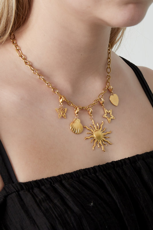Halsband med sol- och strandberlocker
