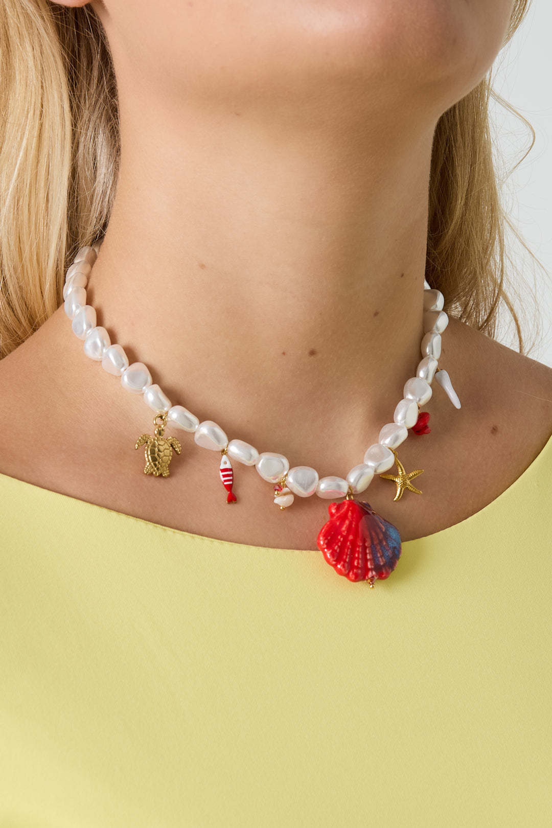 Pärlhalsband med färgglada berlocker