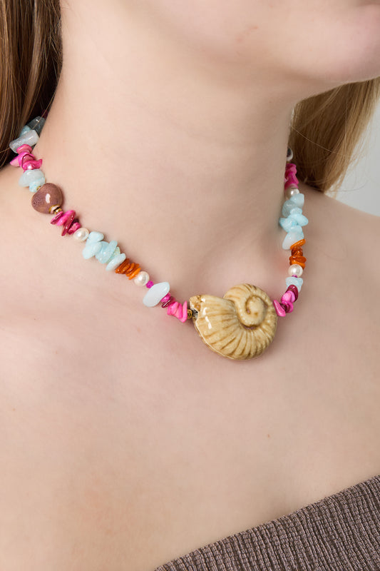 Halsband med snäckskal