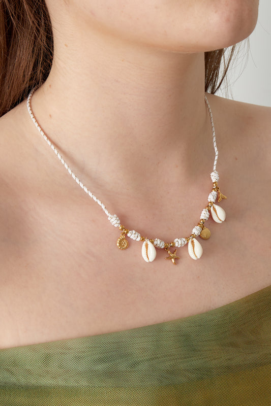 Halsband med snäckskal och berlock