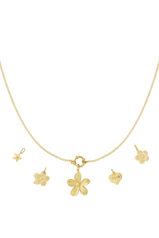 Blommigt halsband med lekfulla berlocker