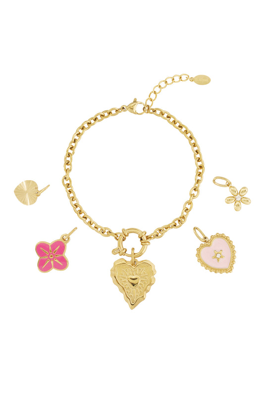 Guldfärgat berlockarmband med rosa och hjärtdetaljer