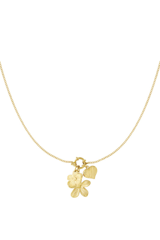 Blommigt halsband med lekfulla berlocker