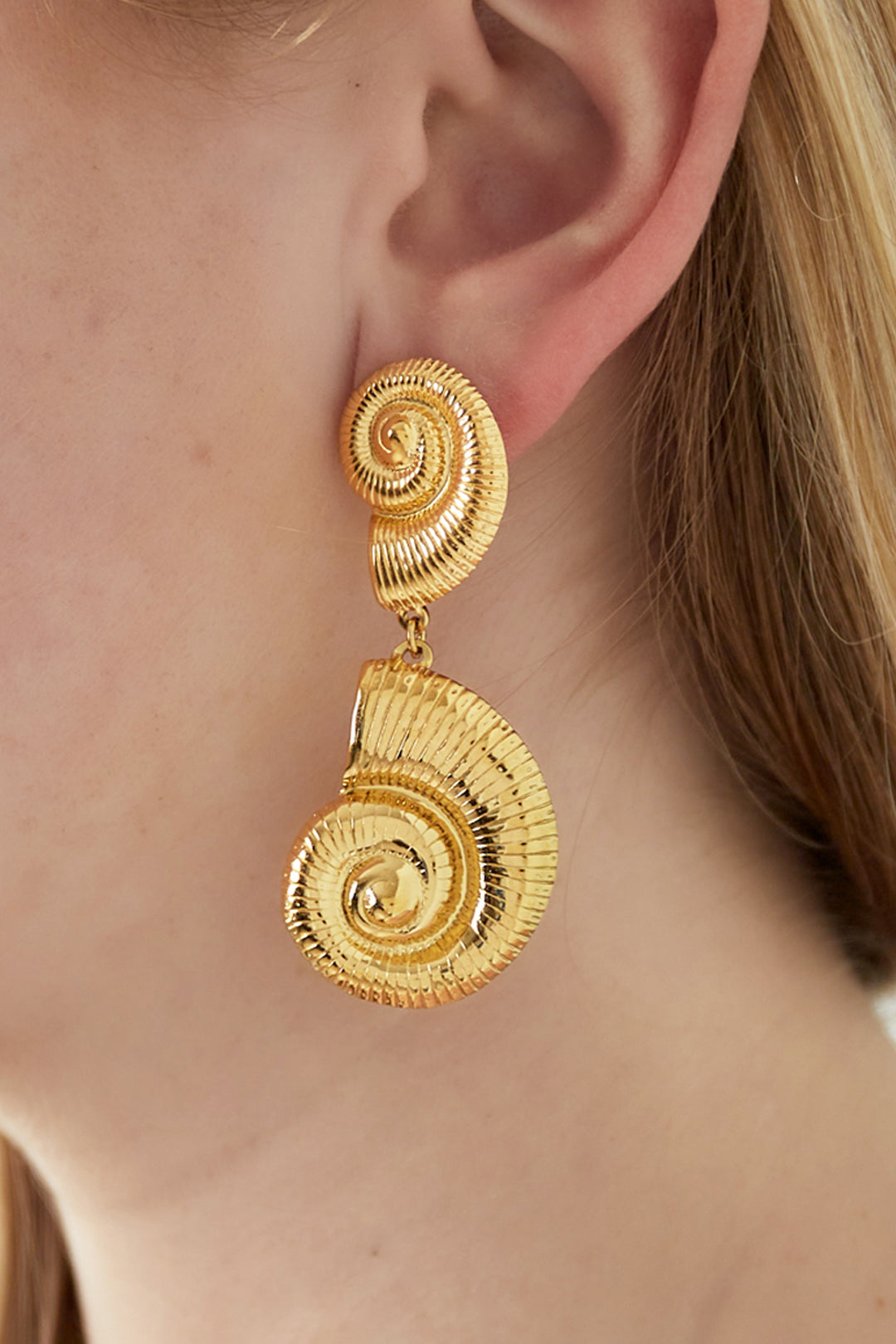 Gyllene spiralformade snäckskalörhängen