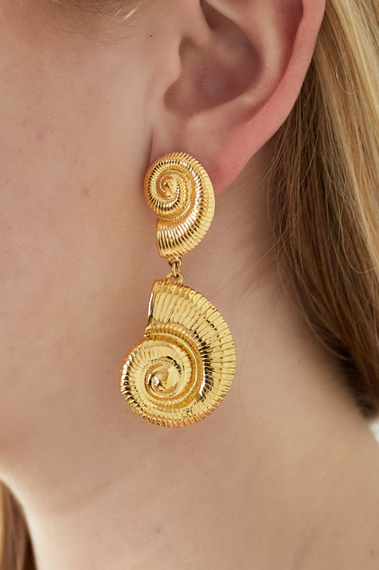 Gyllene spiralformade snäckskalörhängen
